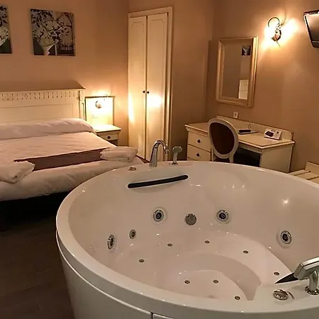 فندق Logis Restaurant Les Minotiers 3*