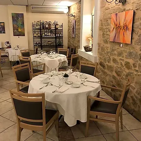Logis Restaurant Les Minotiers ماريبواه